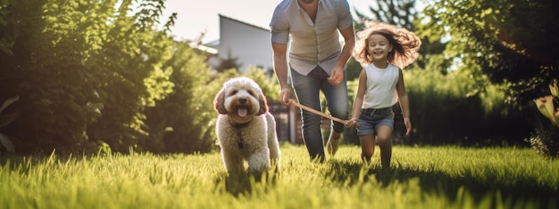 Gelukkige familie en hun hond buiten in de zomer
