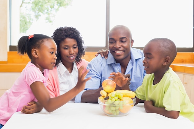 Gelukkige familie fruit samen