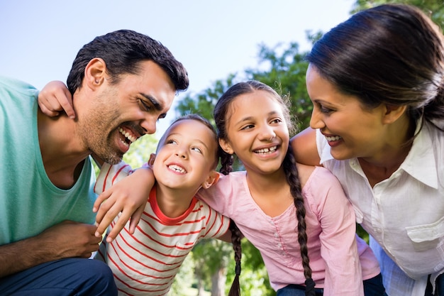 Foto gelukkige familie genieten in park