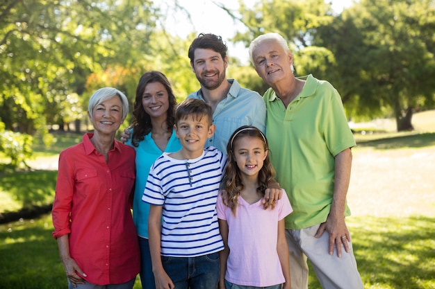 Gelukkige familie genieten in park