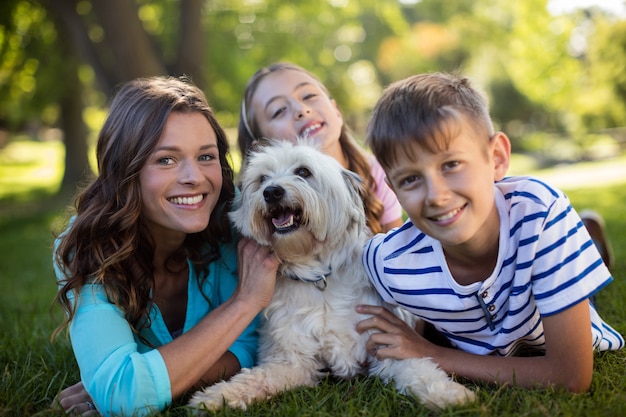 Gelukkige familie genieten in park