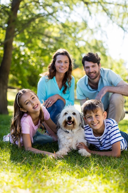 Gelukkige familie genieten in park