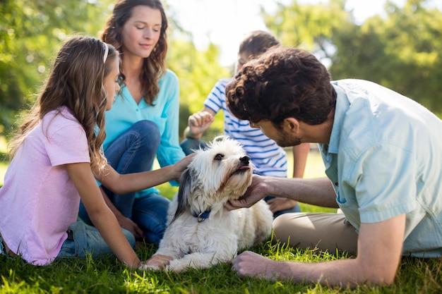 Gelukkige familie genieten in park