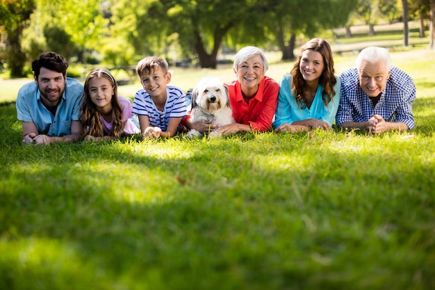 Gelukkige familie genieten in park