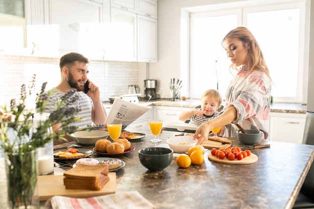 Gelukkige familie genieten van ontbijt in de ochtend