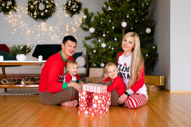 gelukkige familie geschenken thuis uitpakken