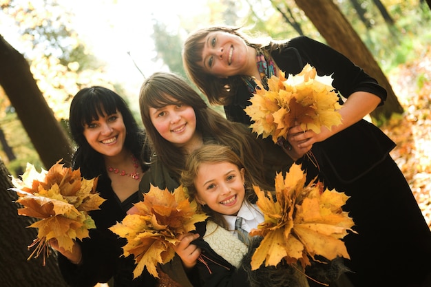 Gelukkige familie herfst buiten