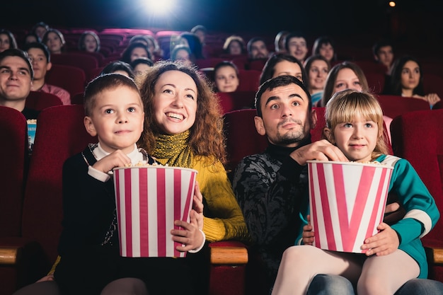 Gelukkige familie in de film