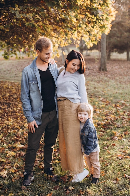 Gelukkige familie in de herfstpark