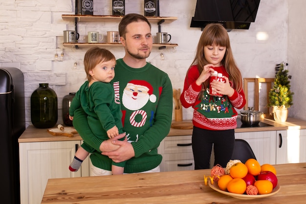 Gelukkige familie in de keuken op kerstochtend