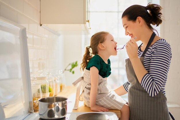 Gelukkige familie in de keuken.