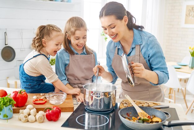 Gelukkige familie in de keuken