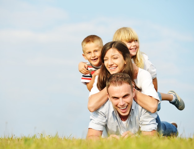 Gelukkige familie in de natuur met plezier op gras weide