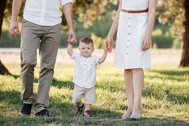 Gelukkige familie in de natuur tijd samen doorbrengen op een zomerdag