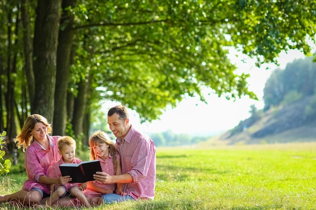 Gelukkige familie in de natuur