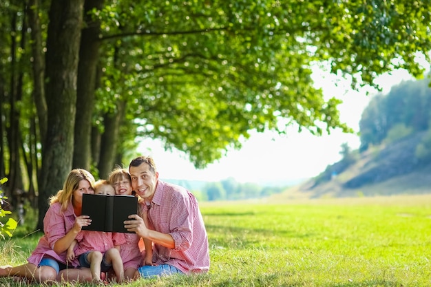 Gelukkige familie in de natuur