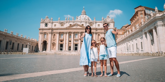 Gelukkige familie in de stad van Vatikaan en St. Peter Basiliekkerk, Rome, Italië