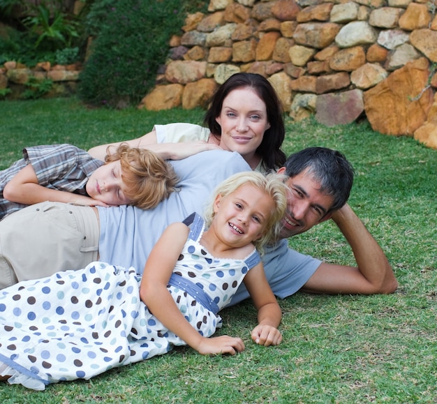 Foto gelukkige familie in de tuin