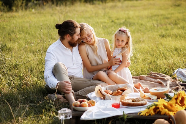 gelukkige familie in de zomer bij zonsondergang