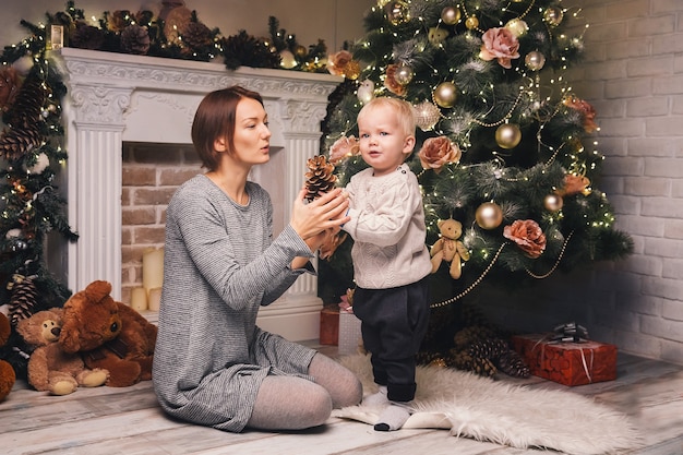 Gelukkige familie in een interieur op de achtergrond van de kerstboom met geschenken