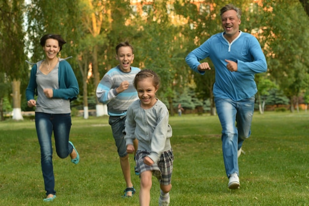 Foto gelukkige familie in het groene zomerpark