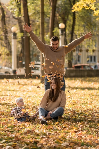 Gelukkige familie in het herfstpark lachen