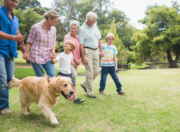 Gelukkige familie in het park met hun hond