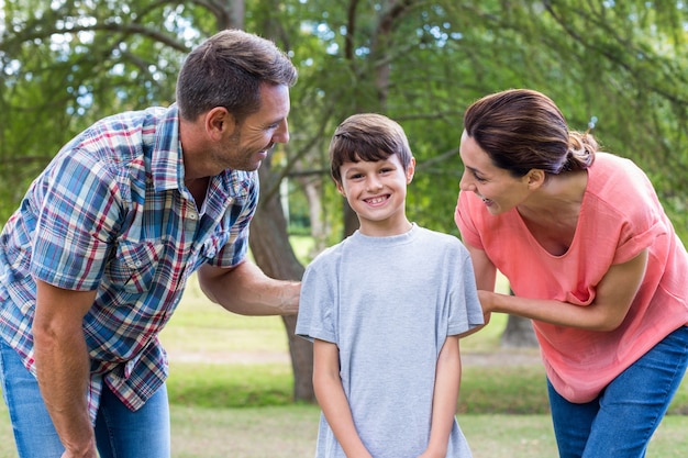 Gelukkige familie in het park samen