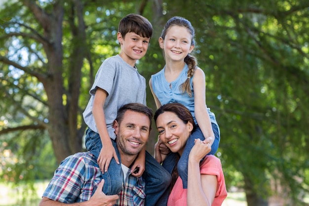 Gelukkige familie in het park samen