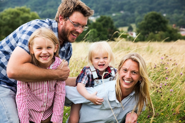 Foto gelukkige familie in het park