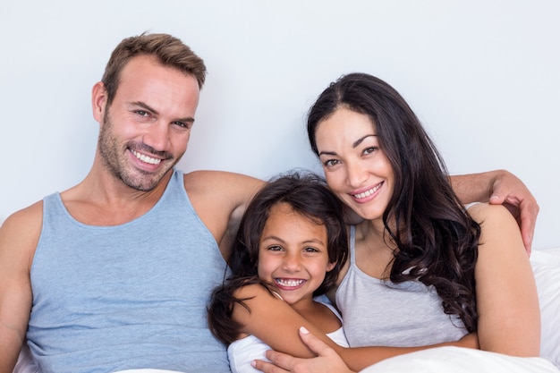 Gelukkige familie in hun slaapkamer