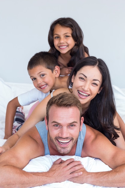 Gelukkige familie in hun slaapkamer