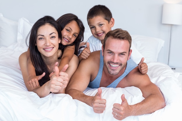 Gelukkige familie in hun slaapkamer