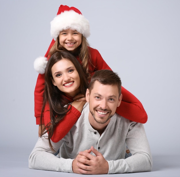 Gelukkige familie in kerststemming op lichte achtergrond