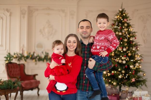 Gelukkige familie in kerstversiering. vier vakantie in een gezellige familiesfeer.