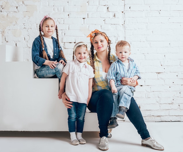 Gelukkige familie in nieuw huis. Bouw, reparatie, interieur.