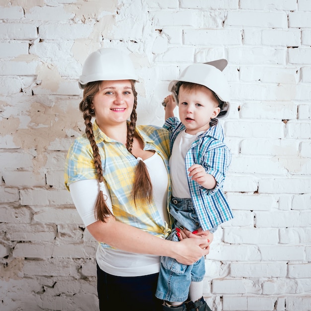 Gelukkige familie in nieuw huis. Bouw, reparatie, interieur.