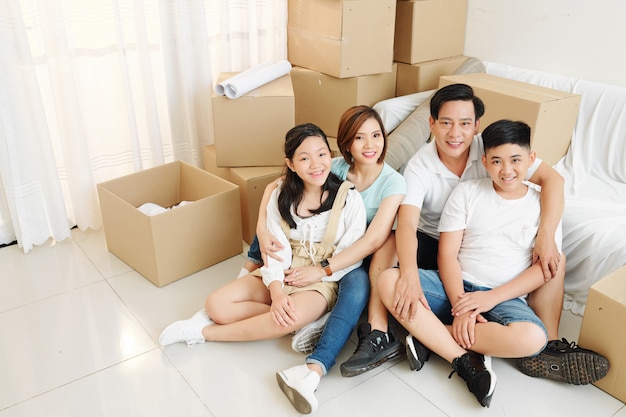 Gelukkige familie in nieuwe woonkamer