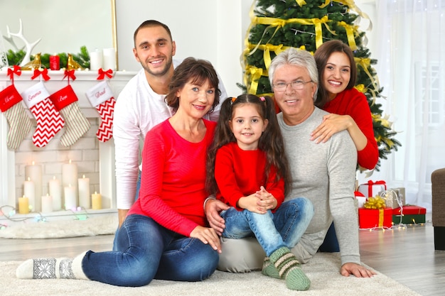 Gelukkige familie in woonkamer ingericht voor Kerstmis