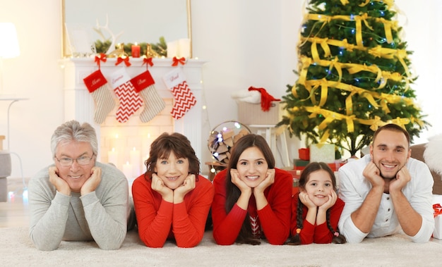 Gelukkige familie in woonkamer ingericht voor Kerstmis