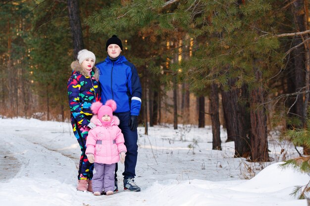 Gelukkige familie, jong koppel en hun dochter tijd buiten doorbrengen in de winter