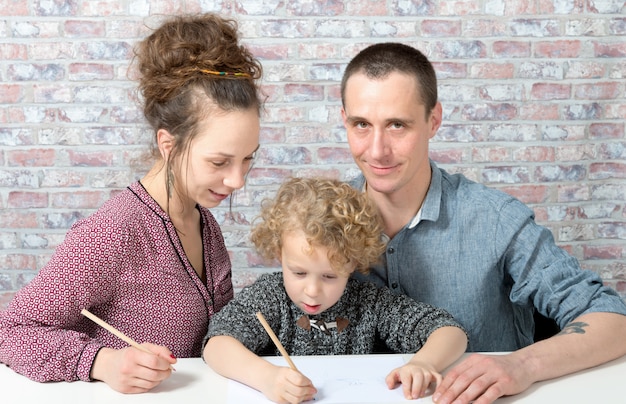 Gelukkige familie, kind, vader en moedertekening