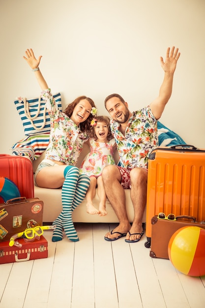 Foto gelukkige familie klaar voor een zomervakantie vader moeder en kind plezier thuis at