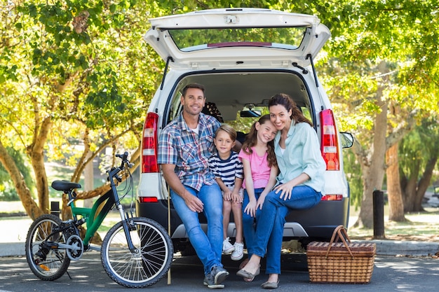 Gelukkige familie klaar voor road trip