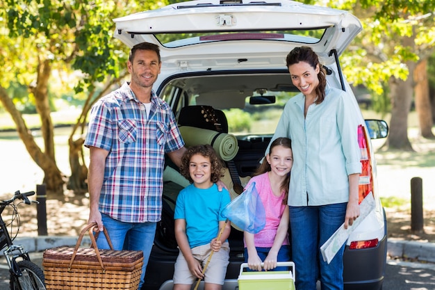 Gelukkige familie klaar voor road trip