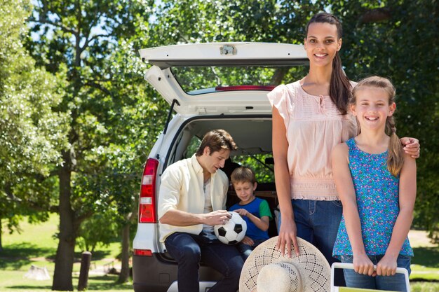 Gelukkige familie klaar voor road trip