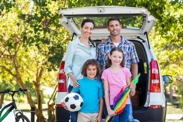 Gelukkige familie klaar voor road trip