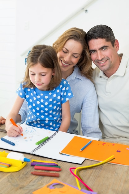 Gelukkige familie kleuren thuis