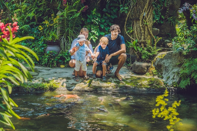 Gelukkige familie kleurrijke catfish voederen in een tropische vijver