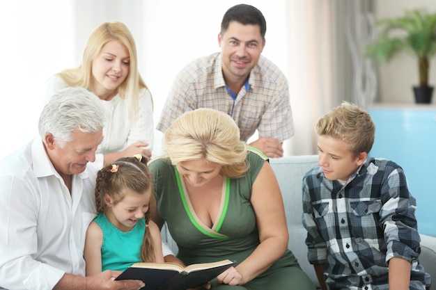 Gelukkige familie leesboek thuis